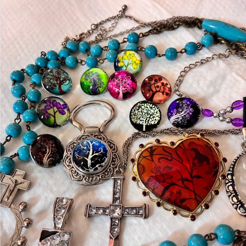 Mixed Charm, Pendants, Brooches, Keychain, Crosses & Religious Items - Picture 4 of 9